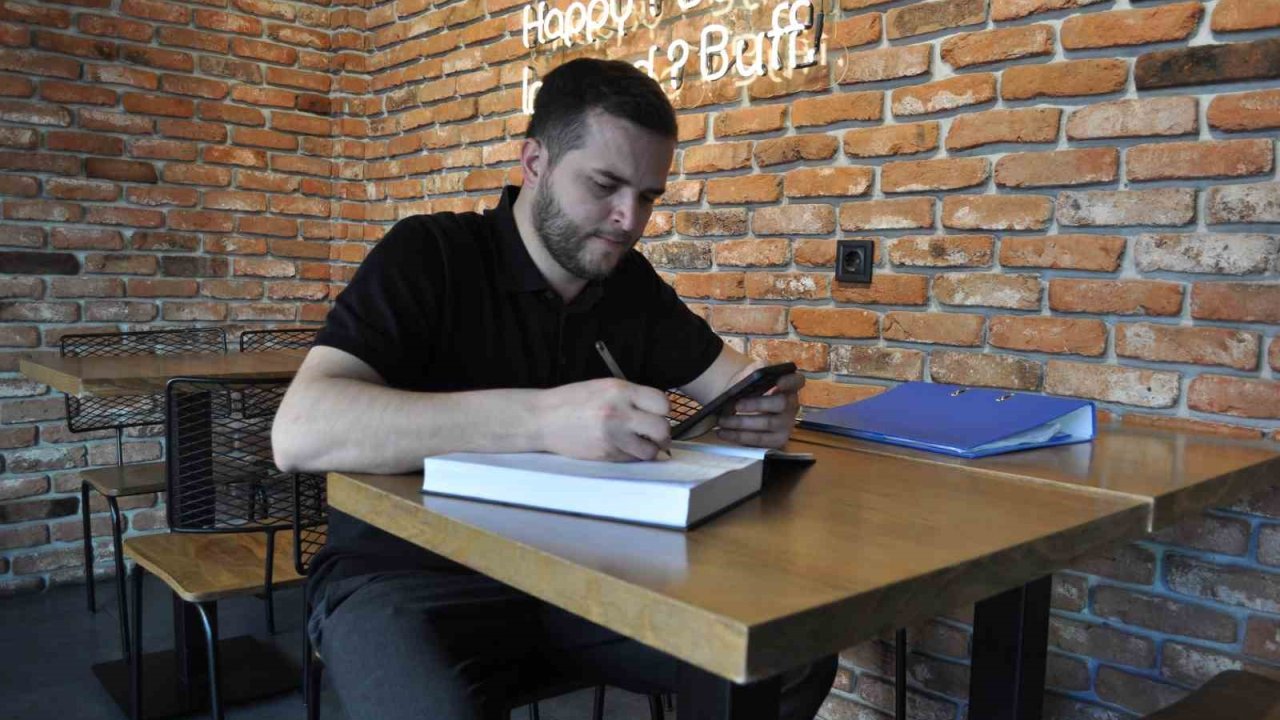 Milyonlarca borcu olan işletme sahibi içerisinde bulunduğu durumu mizaha vurdu