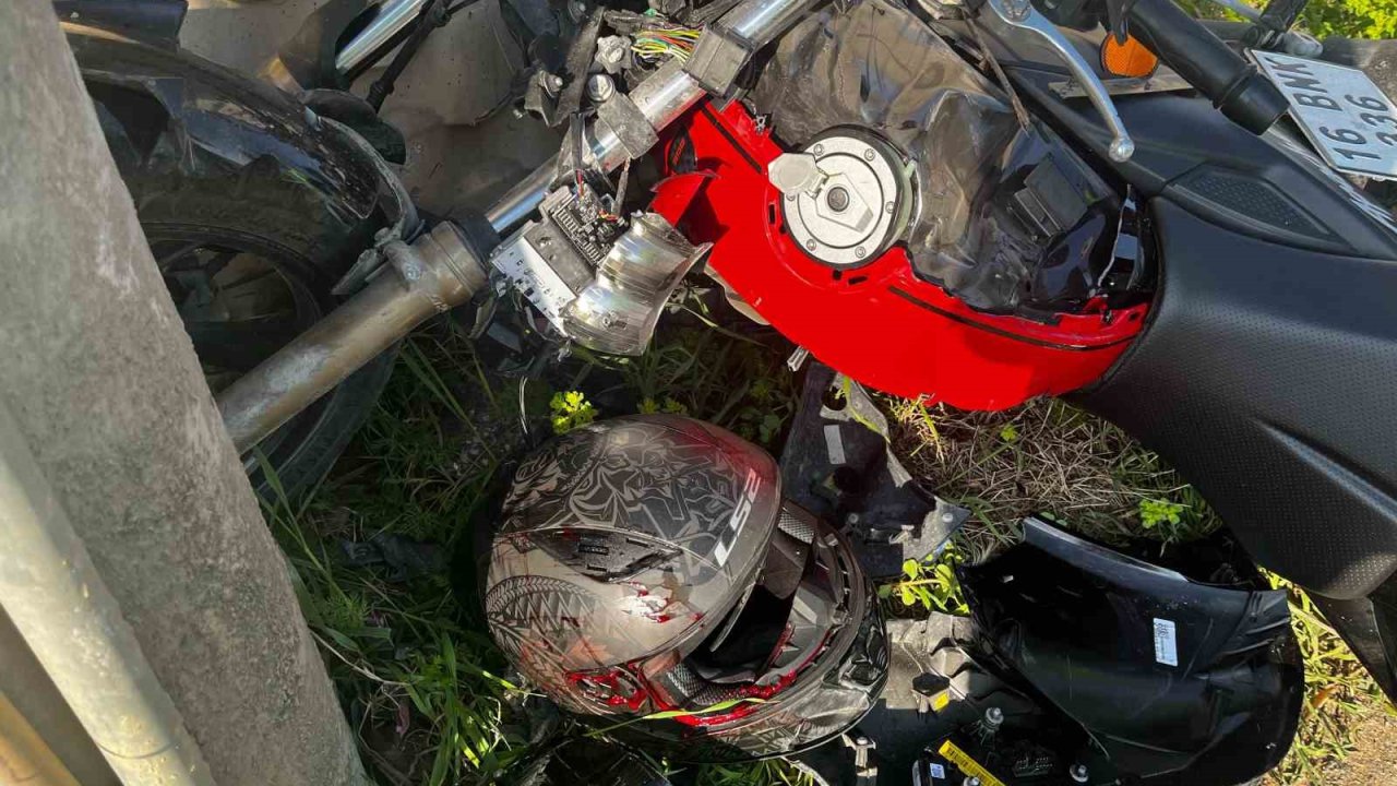 Motosikletin kontrolden çıkması ile birlikte genç sürücü duvara ve direğe çarptı