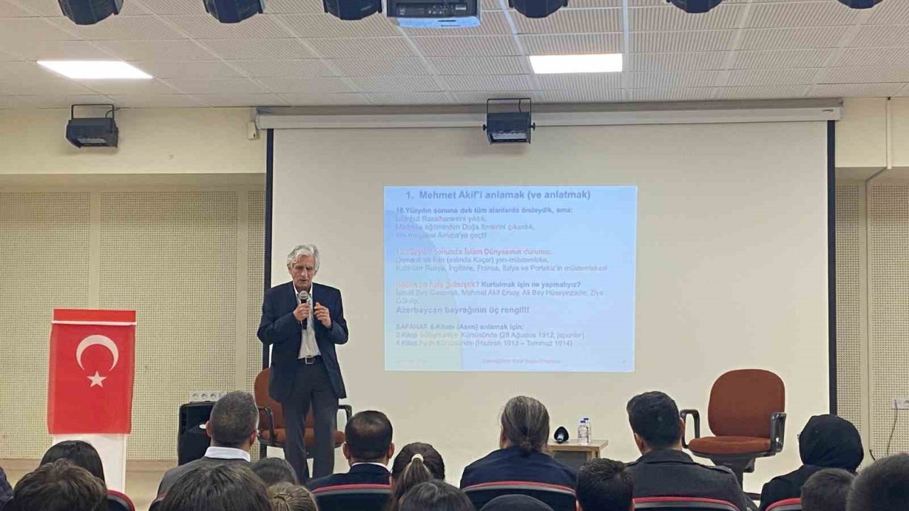 Dünyaca ünlü fizikçi ortaokul öğrencileri ile bir araya geldi