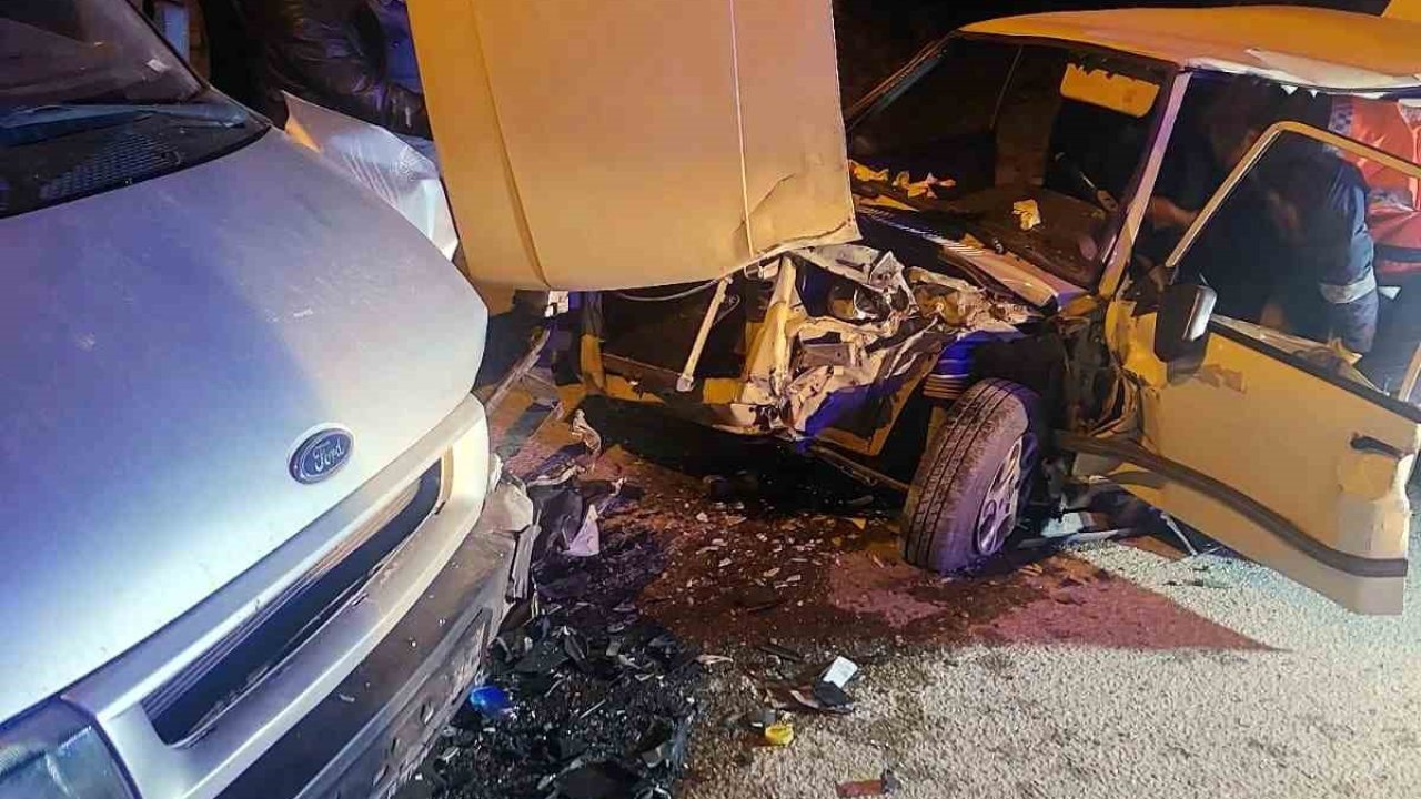 Panelvan ile kafa kafaya çarpışan otomobil hurdaya döndü: 3 hafif yaralı