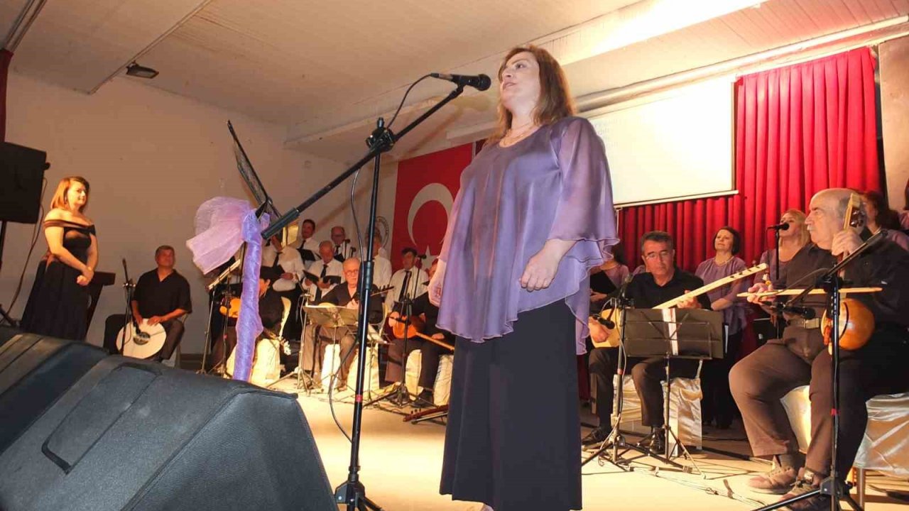 Balıkesir’de Halk Eğitimi Korosu 7’ni konserini verdi