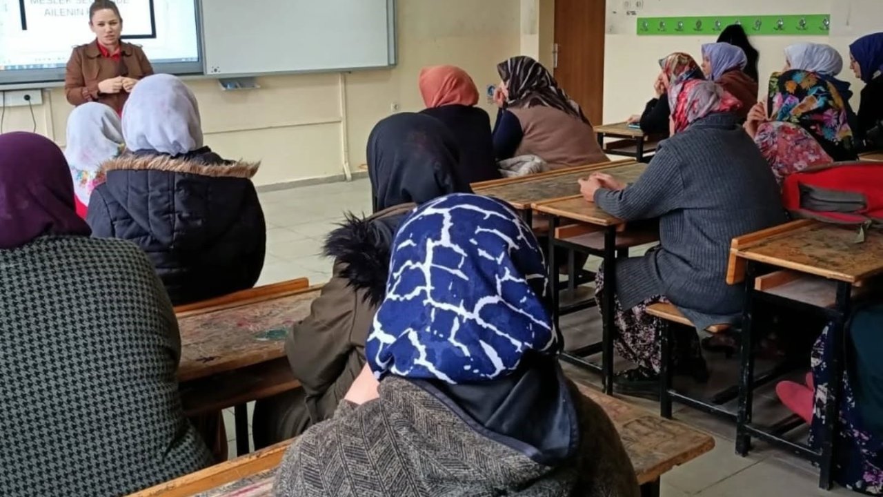 Altıntaş’ta "Meslekleri Tanıyorum" temalı veli bilgilendirme seminerleri