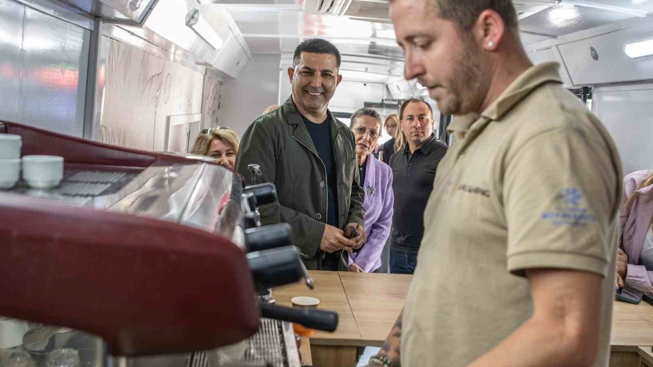 Kuşadalı gençler mobil barista otobüsüyle mesleki beceri kazandı