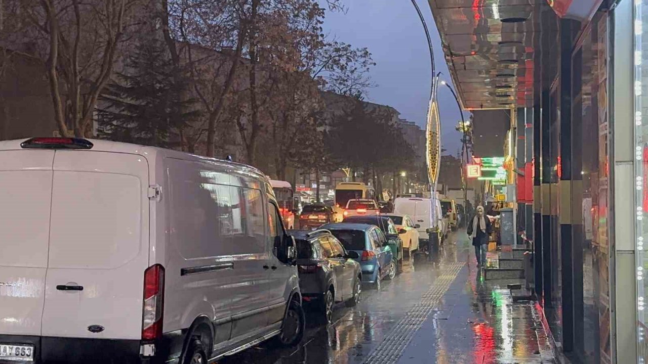 Tatvan’da sağanak yağış taşkınlara yol açtı