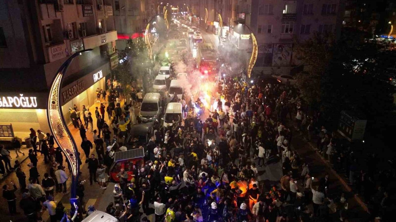 Aliağalılar şampiyonluğu hep birlikte kutladı