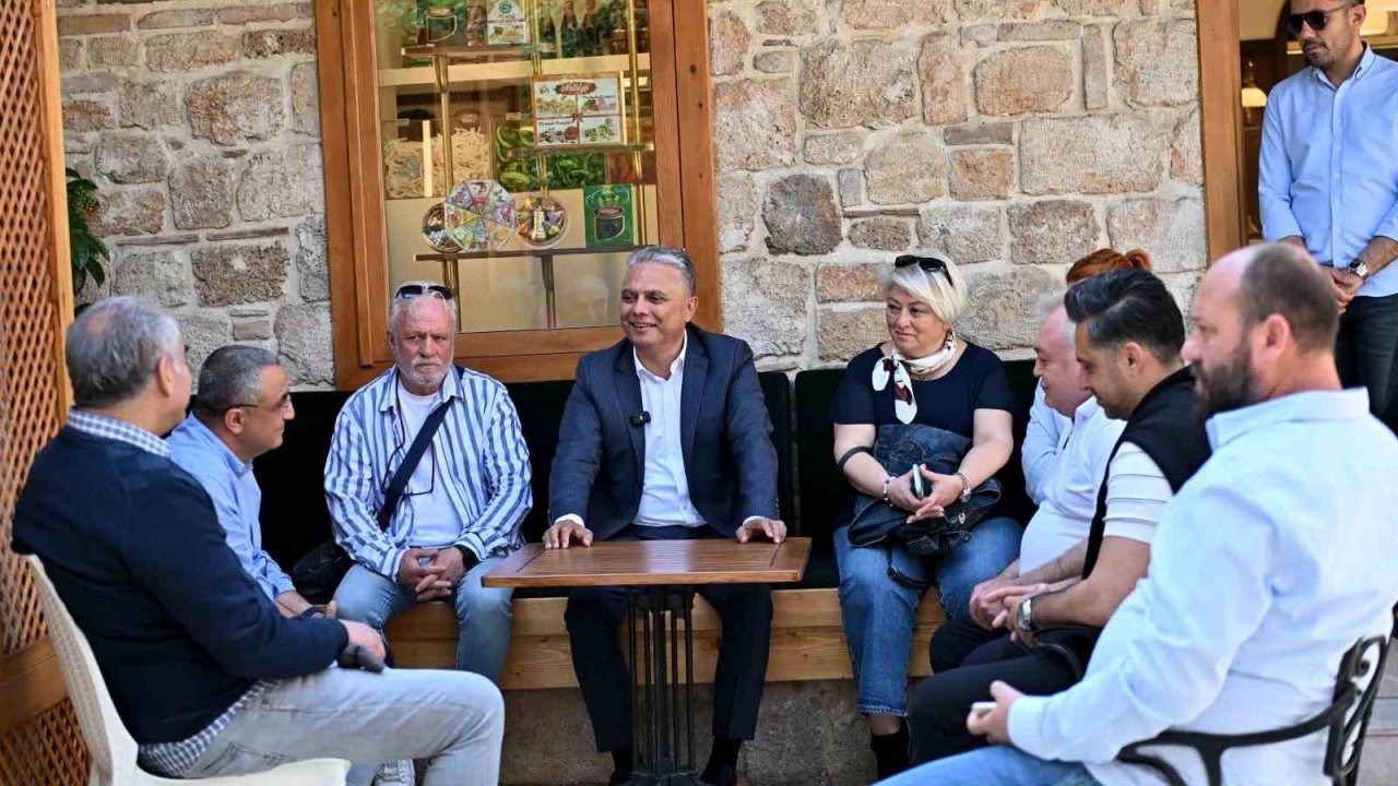 Muratpaşa Belediye Başkanı Ümit Uysal, Kaleiçi esnafıyla bir araya geldi