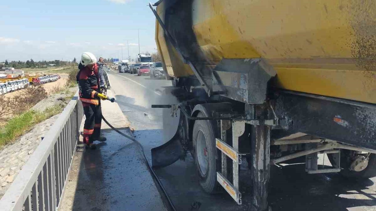 Hafriyat kamyonunun lastiğinde çıkan yangın korkuttu