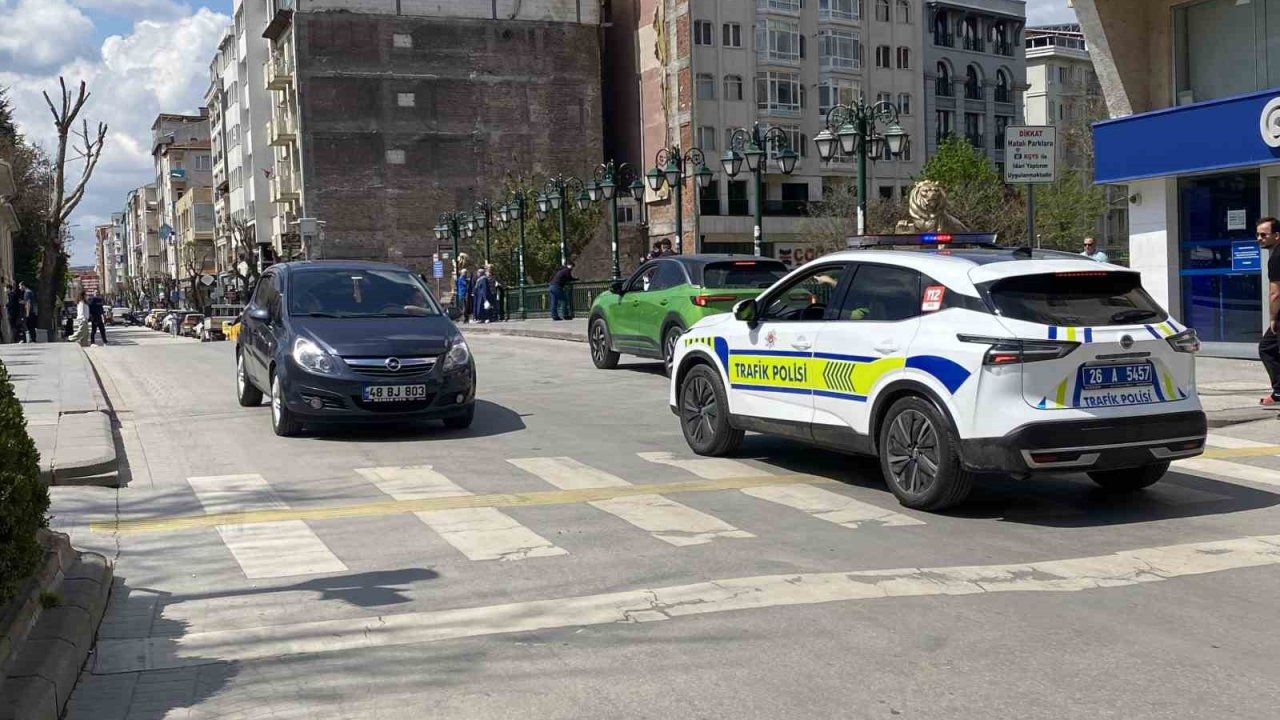 Otomobille ters yöne giren sürücü trafik polisiyle karşı karşıya geldi