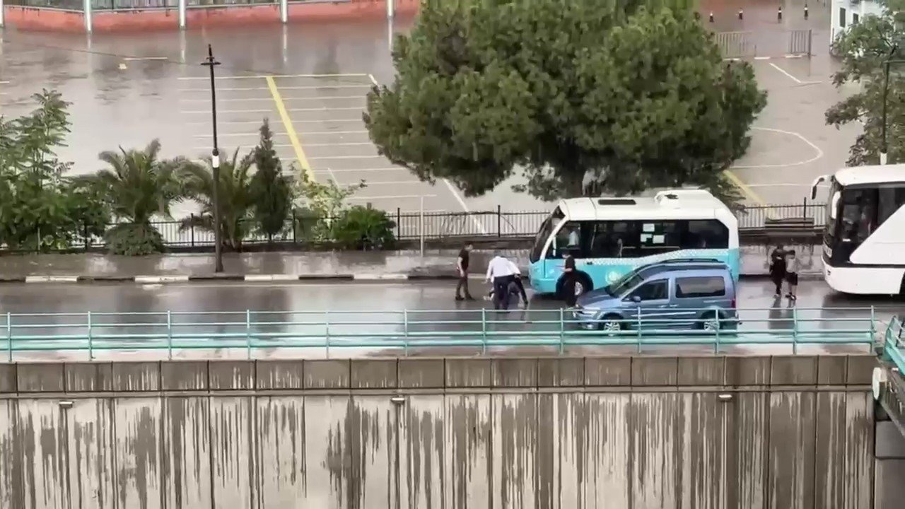 Aracın çarptığı 17 yaşındaki gencin yaralandığı kaza kamerada