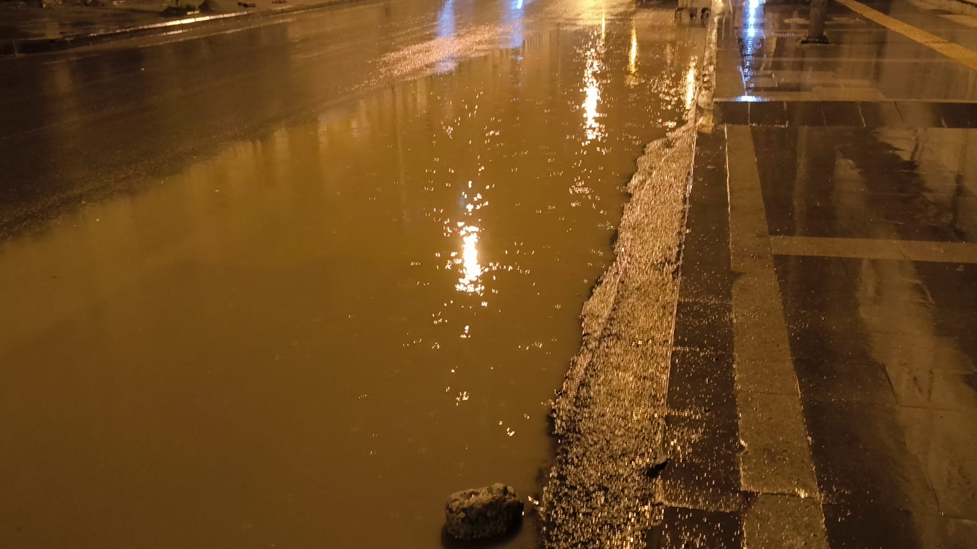 Kars’ta sağanak caddeleri göle çevirdi