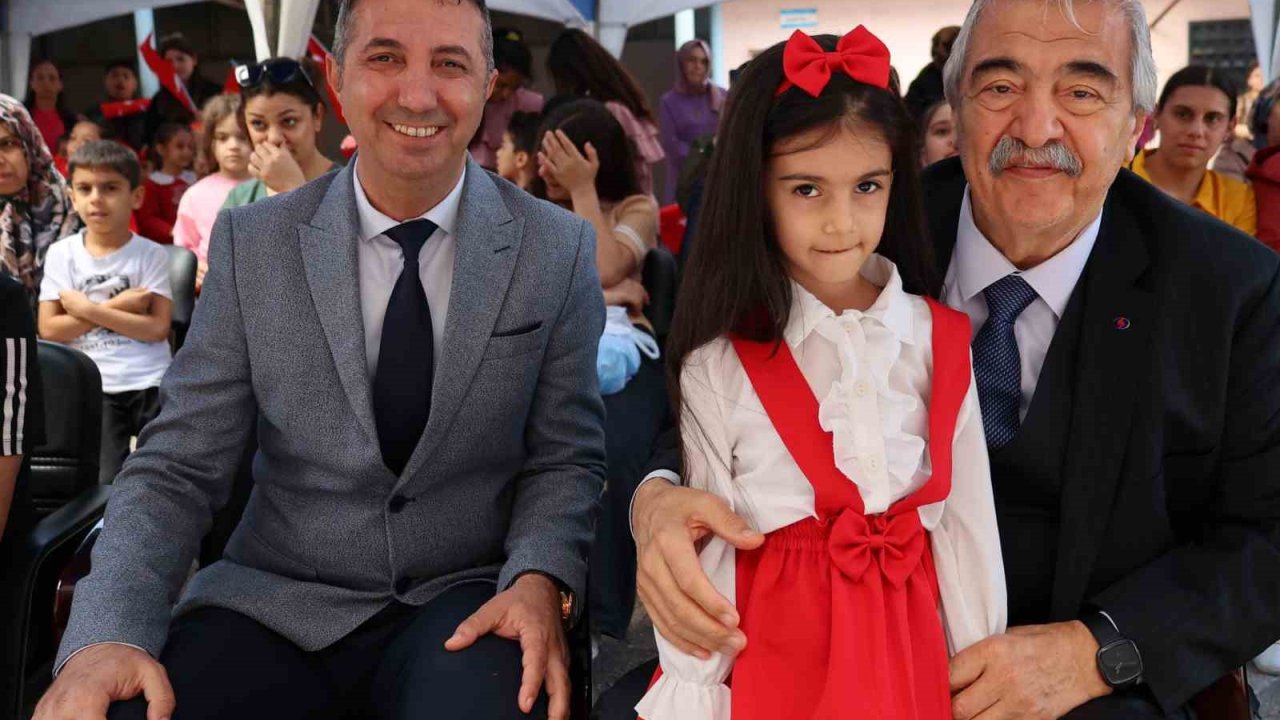 Abdulkadir Konukoğlu mezun olduğu ilkokulda