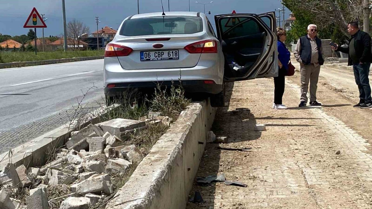 Refüje çıkan otomobildeki 3 kişi kazadan sıyrık almadan kurtuldu