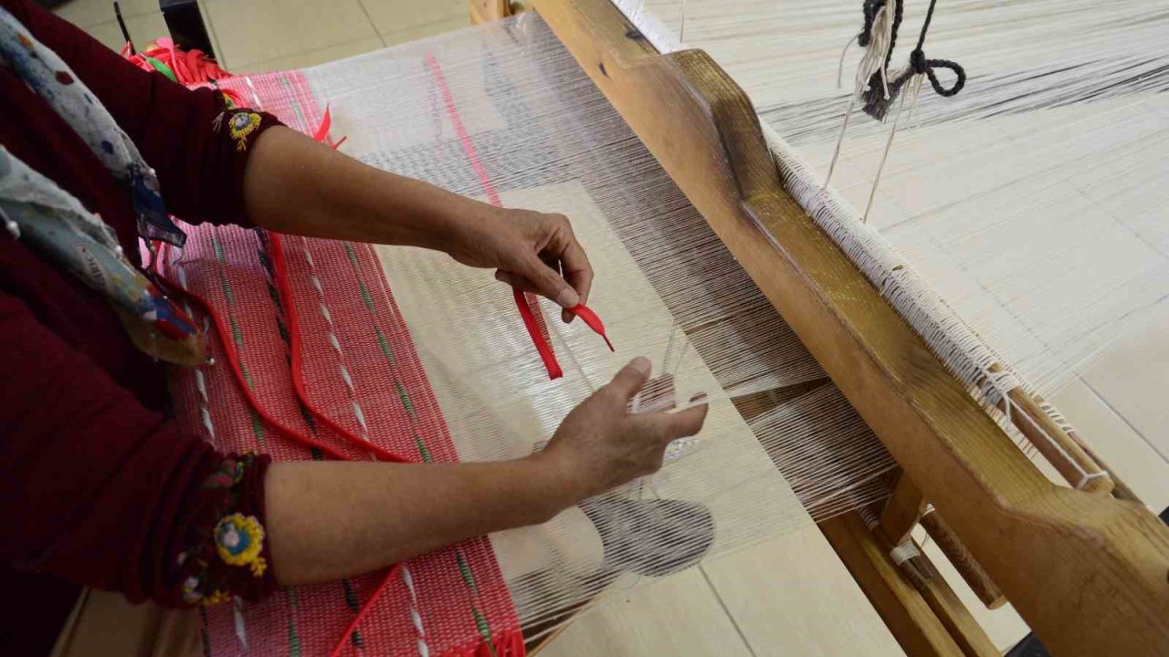 Kadınlar üretime kazandırdı: Ayakkabı bağcıkları renkli çantalara dönüşüyor