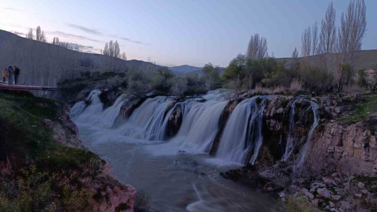 Muradiye Şelalesi coştu