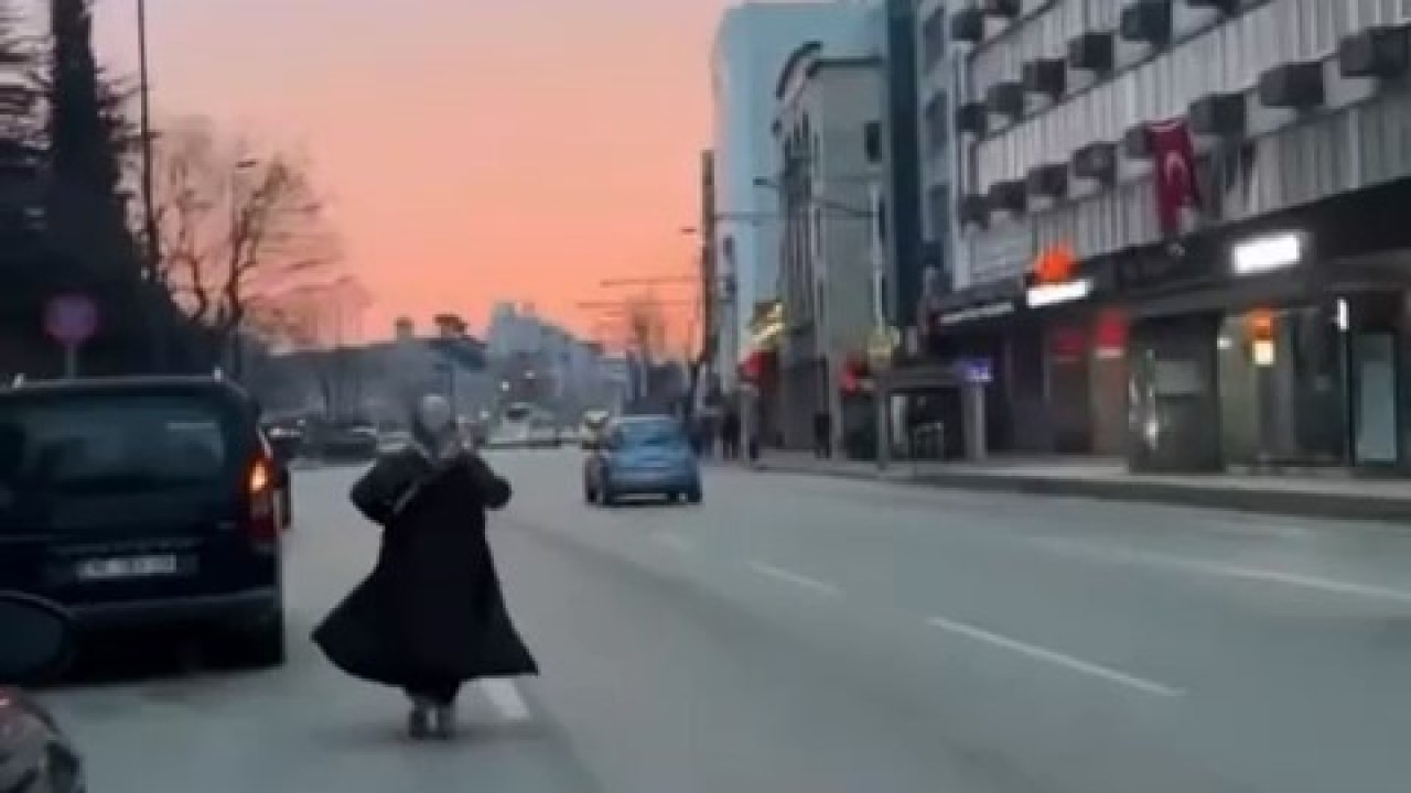 Yolun ortasında otomobili görenler şaştı kaldı