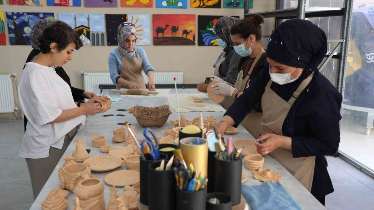 Diyarbakır’da öğrencilerden ev hanımlarına 300 kursiyer, kendi işini kuracak düzeyde eğitim alıyor