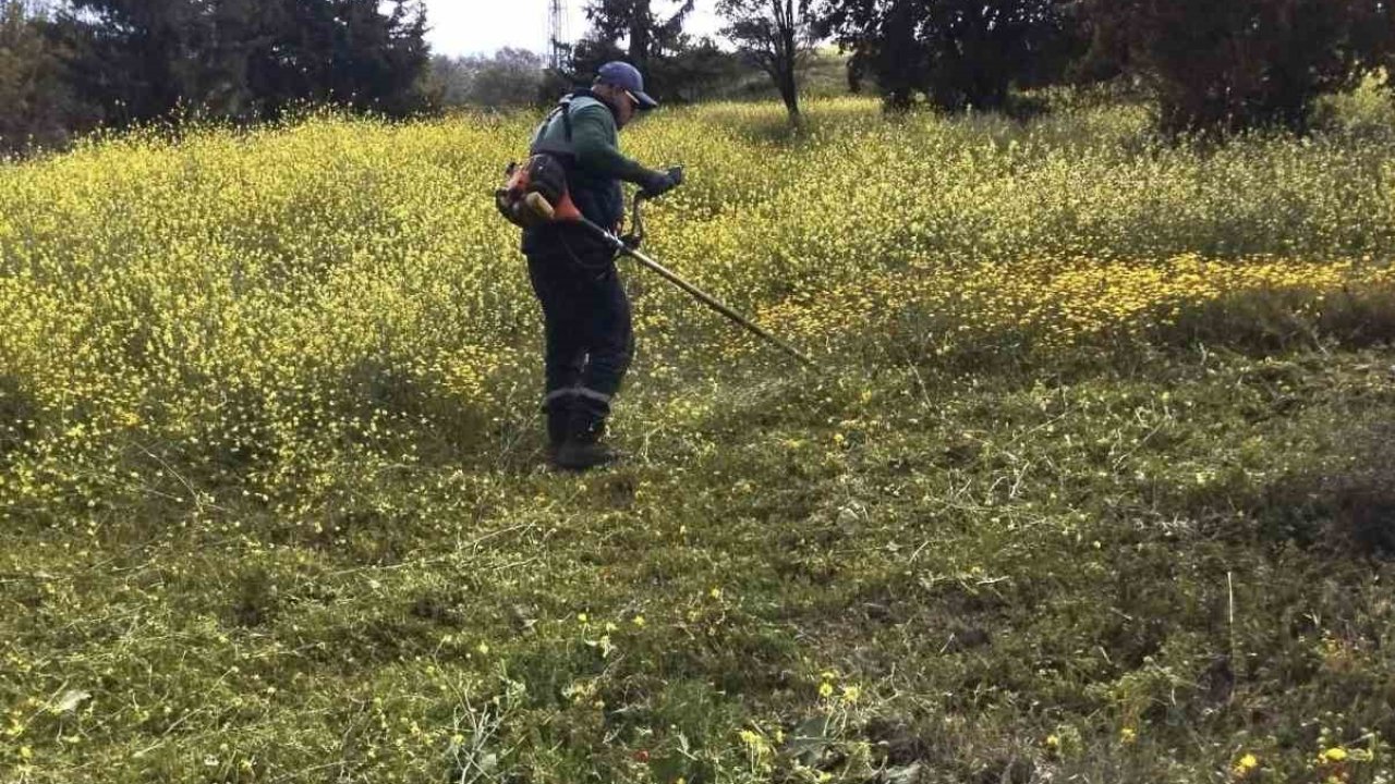 Karacasu Belediyesi’nden mezarlıklarda temizlik seferberliği