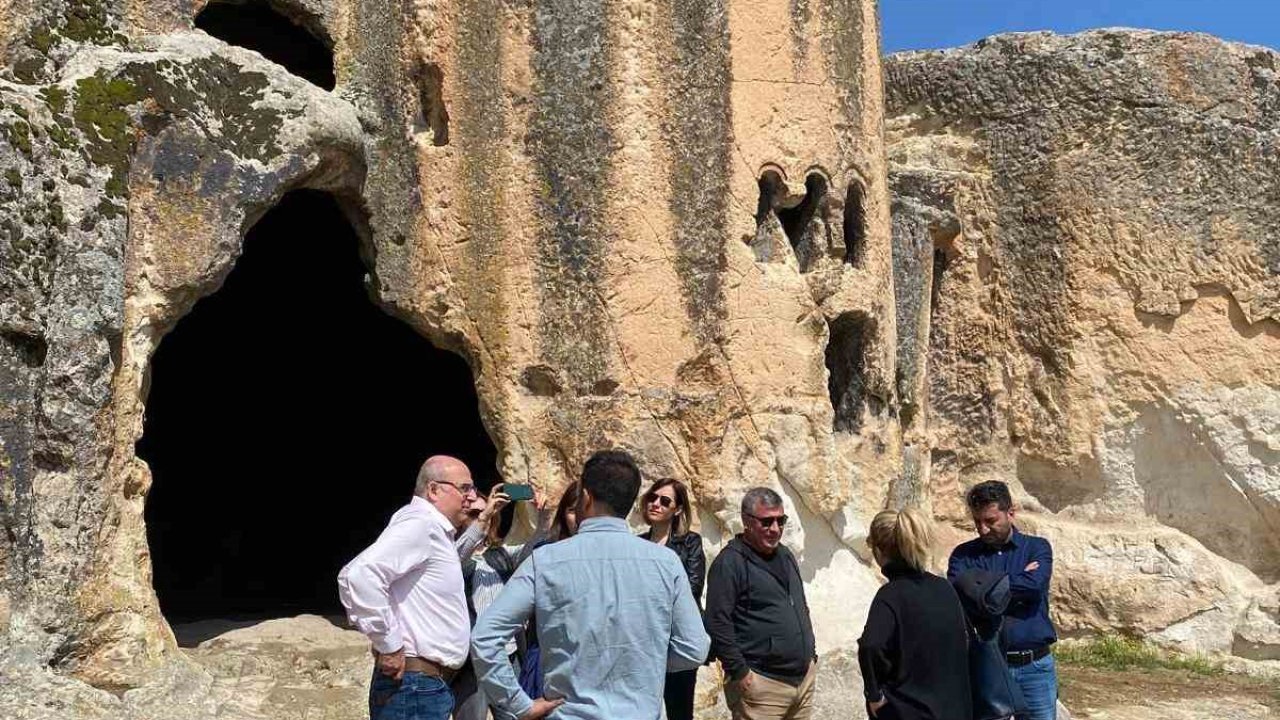 Akademisyenler Frig Vadisi’ni gezdi