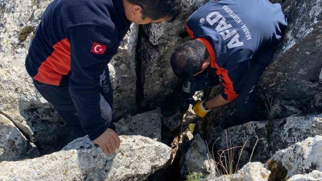 Burdur’da kayalıklar arasında sıkışan keçi kurtarıldı