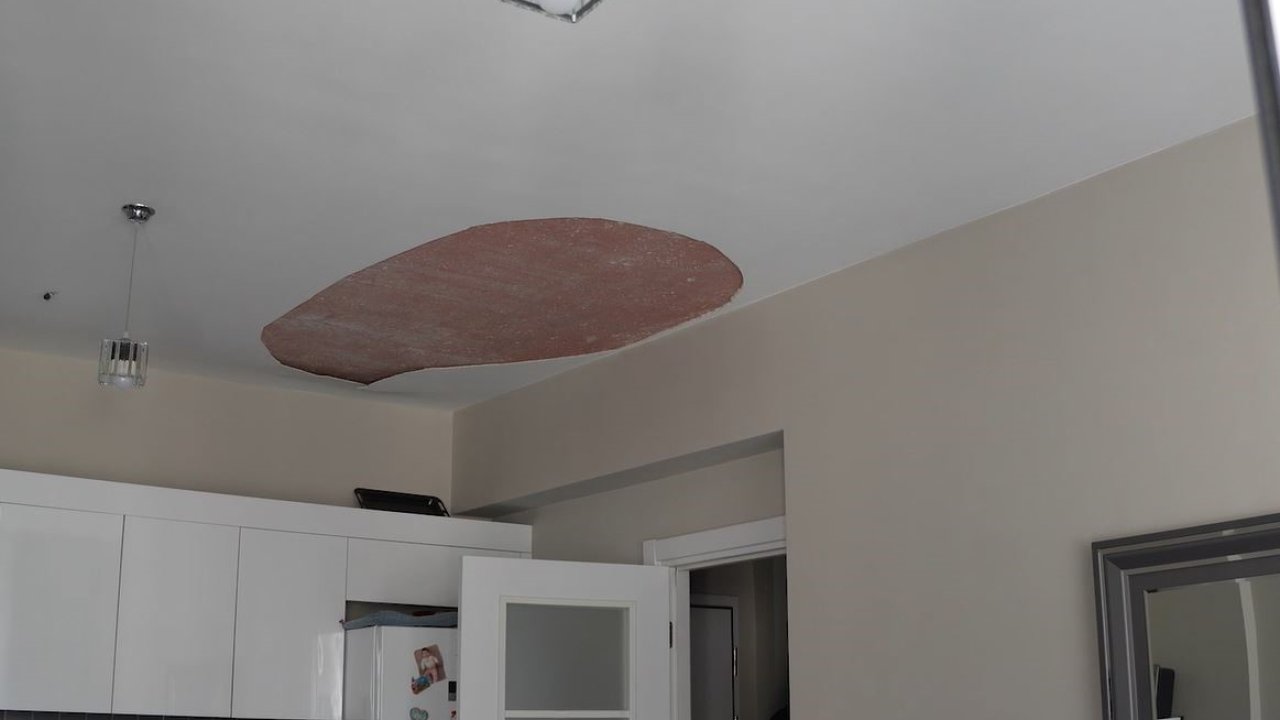 Ütü yapan kadının başına bir anda tavan düştü