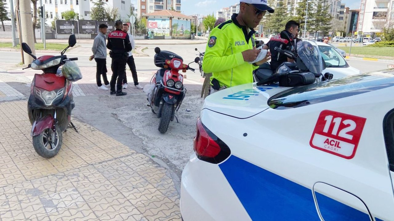 Plakasız motosikletin ehliyetsiz ve kasksız sürücüsüne 35 bin lira ceza