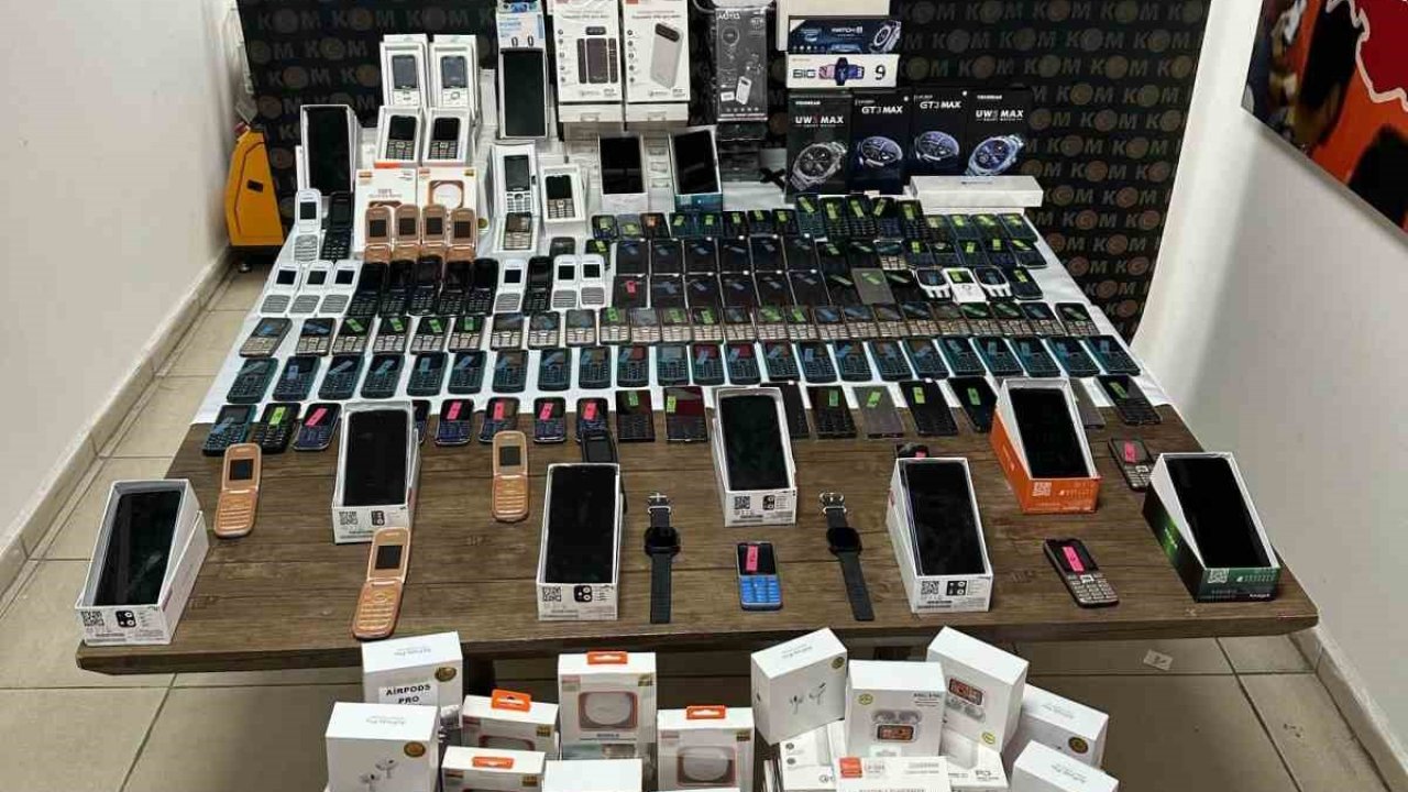 Kaçakçılık operasyonunda çok sayıda telefon ve elektronik eşya ele geçirildi