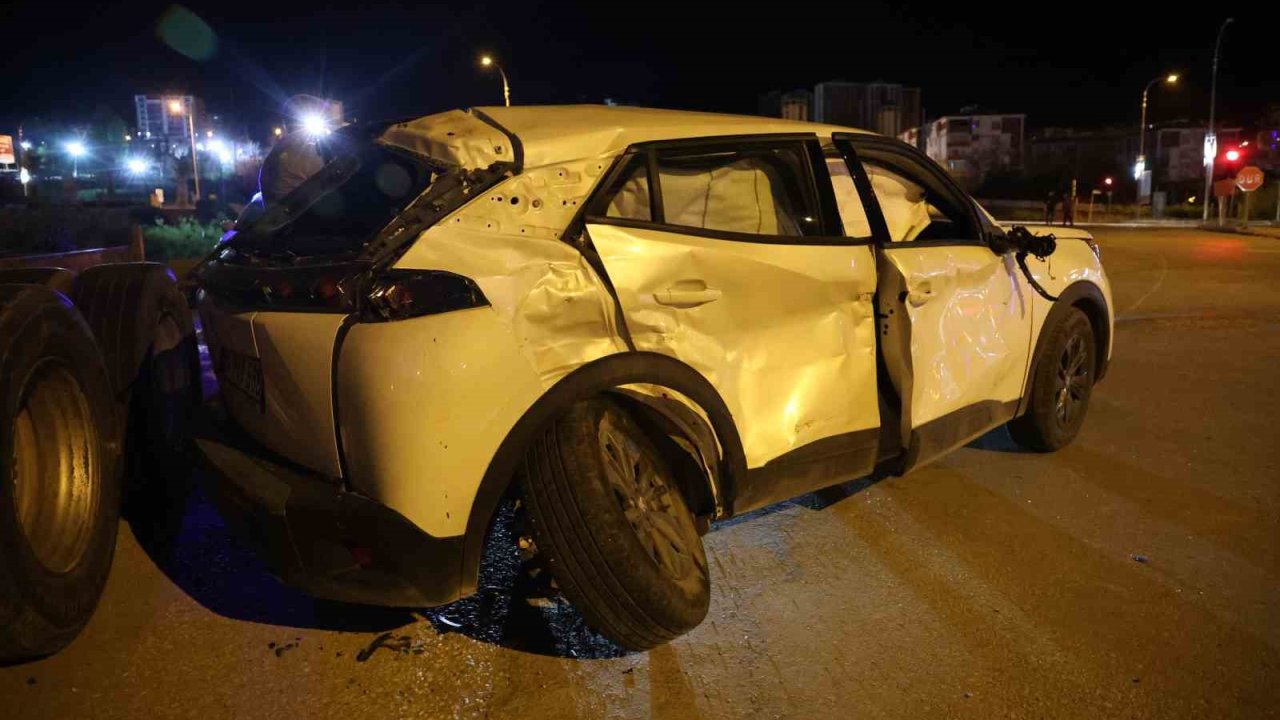 Elazığ’da tır ile otomobil çarpıştı: 4 yaralı