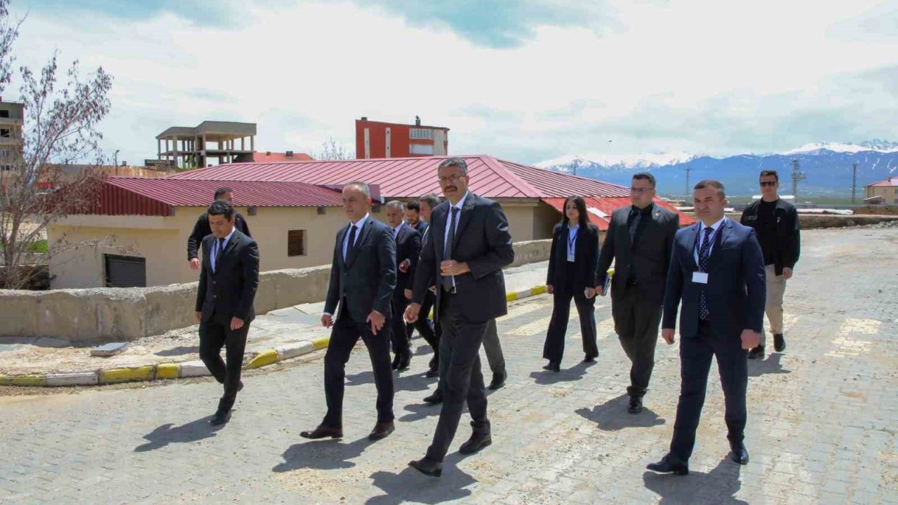 Vali Çelik sağlık çalışanlarını dinledi