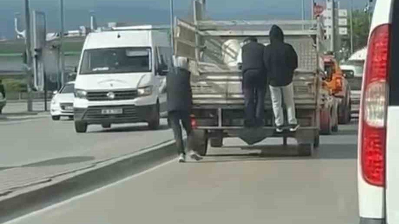 Kamyonetin arkasına tutunarak seyahat ettiler