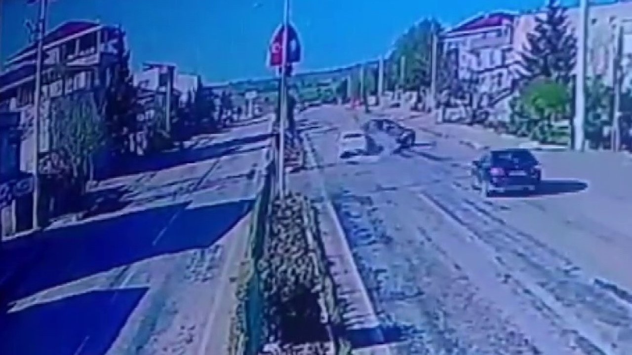 Adıyaman’da 2 otomobilin çarpışma anları kamerada