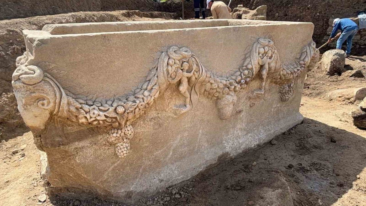 Stratonikeia’da 2000 yıllık girlandlı lahit bulundu