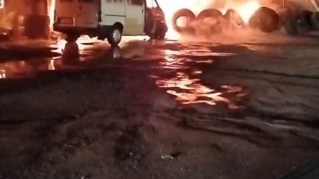 İskenderun’da lastikçi alevlere teslim oldu