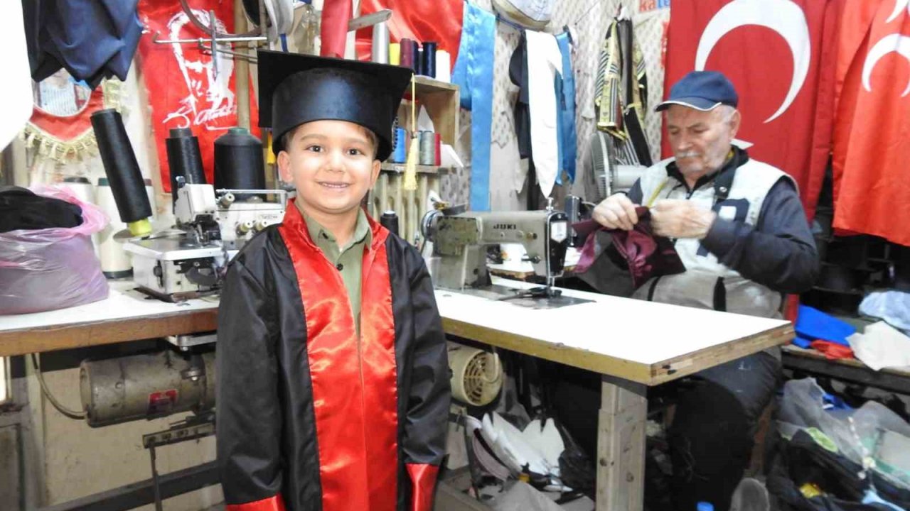 Gaziantep’in emektar terzisi 60 yıldır cübbe dikiyor