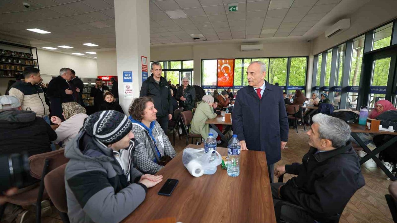 Küçükçekmece Belediyesi deprem sonrası vatandaşların yanında