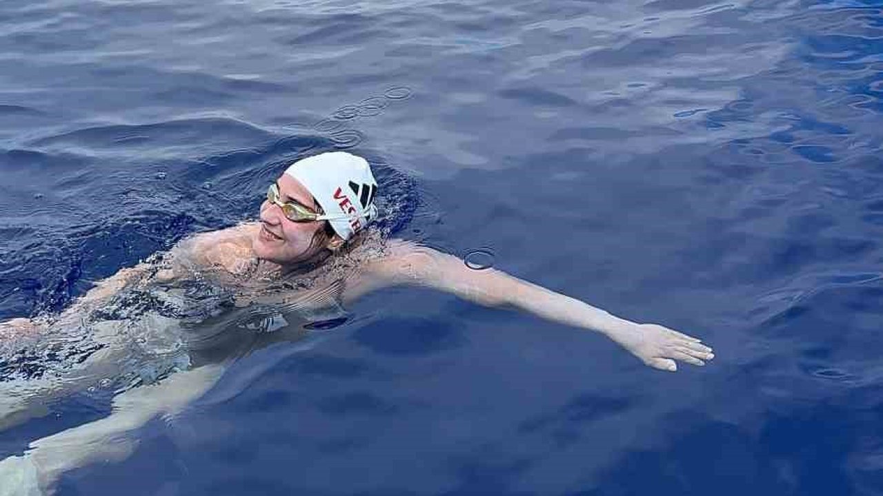 Aysu Türkoğlu Kaiwi Kanalı’nı başarıyla geçti