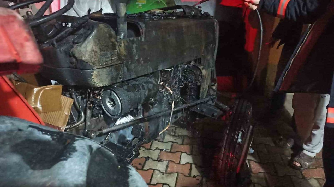 Malatya’da park halinde alev alan traktör kullanılamaz hale geldi