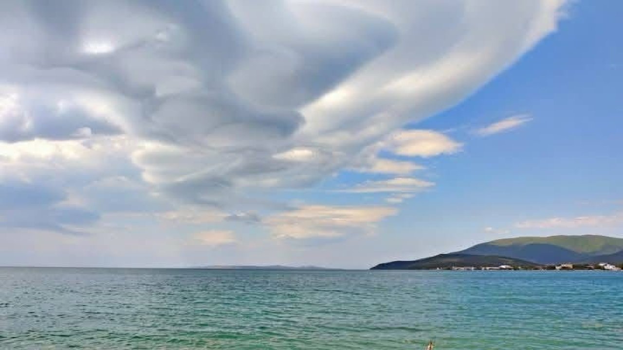 Erdek ve Adalar üzerindeki bulutlar ilgi çekti