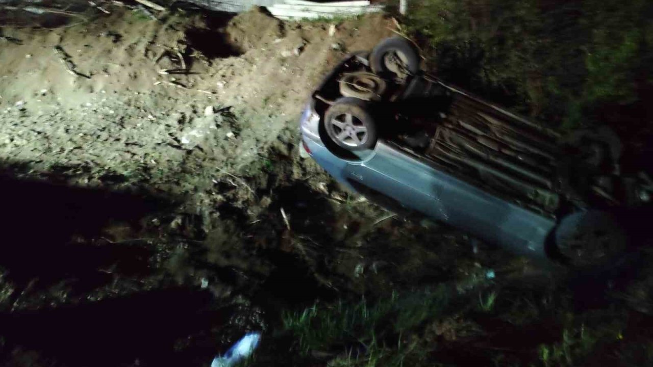 Dere yatağına devirlenen otomobilin sürücüsü yaralandı