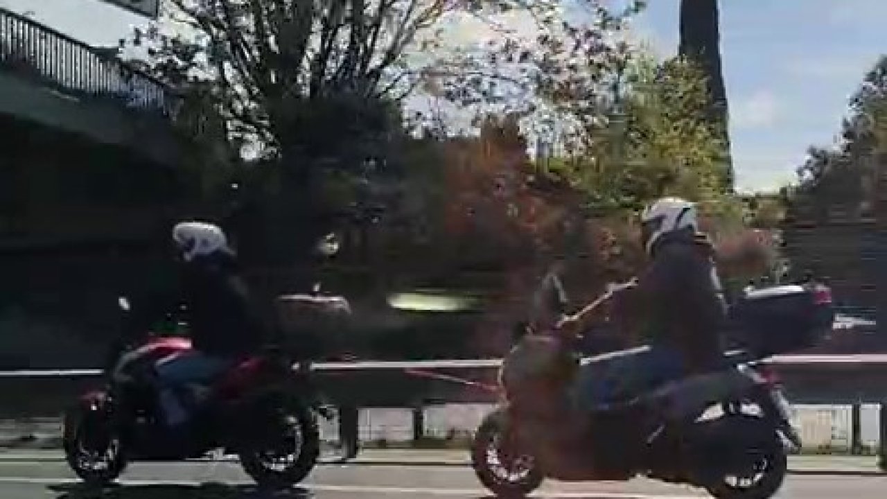 E-5’te tehlikeli yolculuk: Arızalanan motosikleti iple çekti