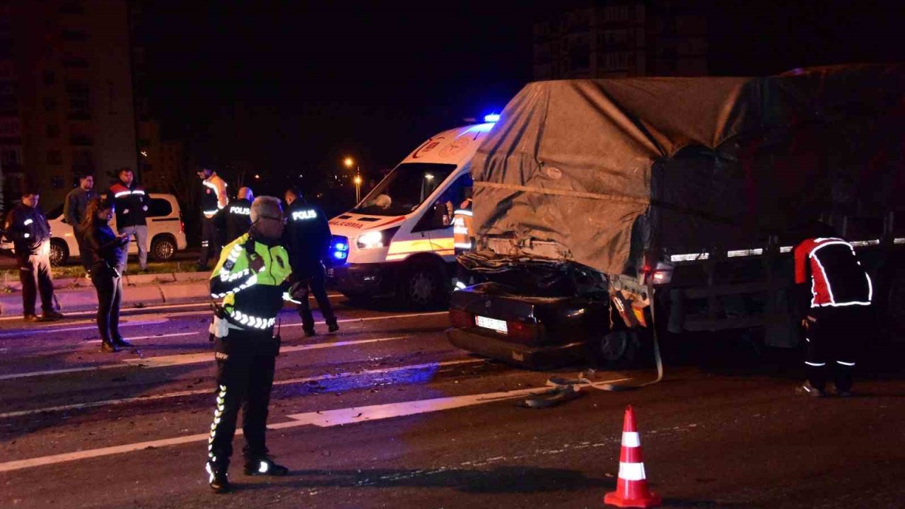 Kayseri’de Fiat Tofaş marka araç tırın altına girdi, kağıt gibi ezildi: 1 ölü