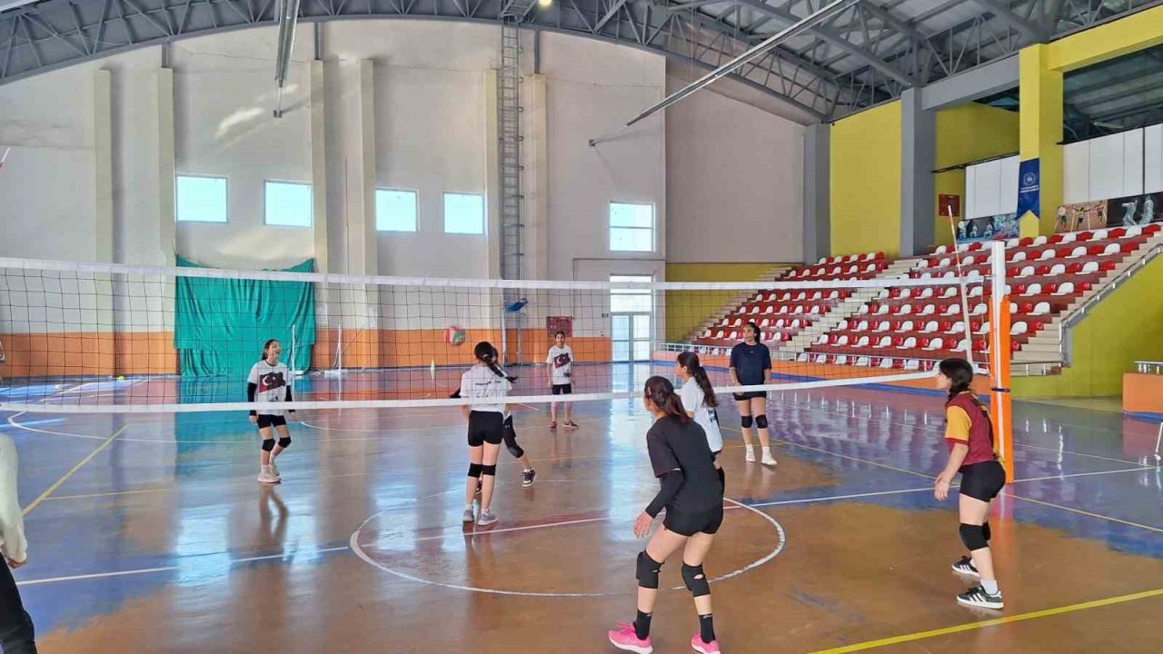 Bulanık’ta voleybol antrenmanlarına yoğun ilgi