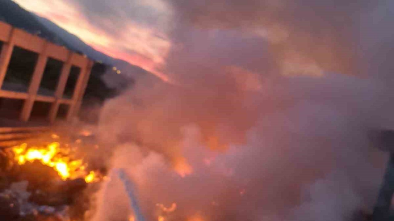 Edremit’te çöplük yangını büyümeden kontrol altına alındı