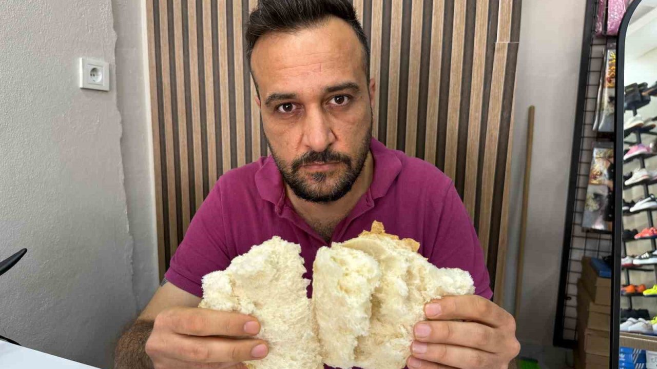 Ekmeğin içinden çıkan çiviyi yutmak üzereyken fark etti