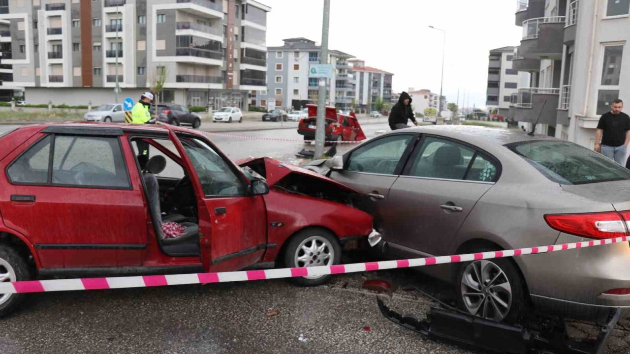 Yağışlı hava ve sürat, kazayı beraberinde getirdi: 1’i ağır 8 yaralı