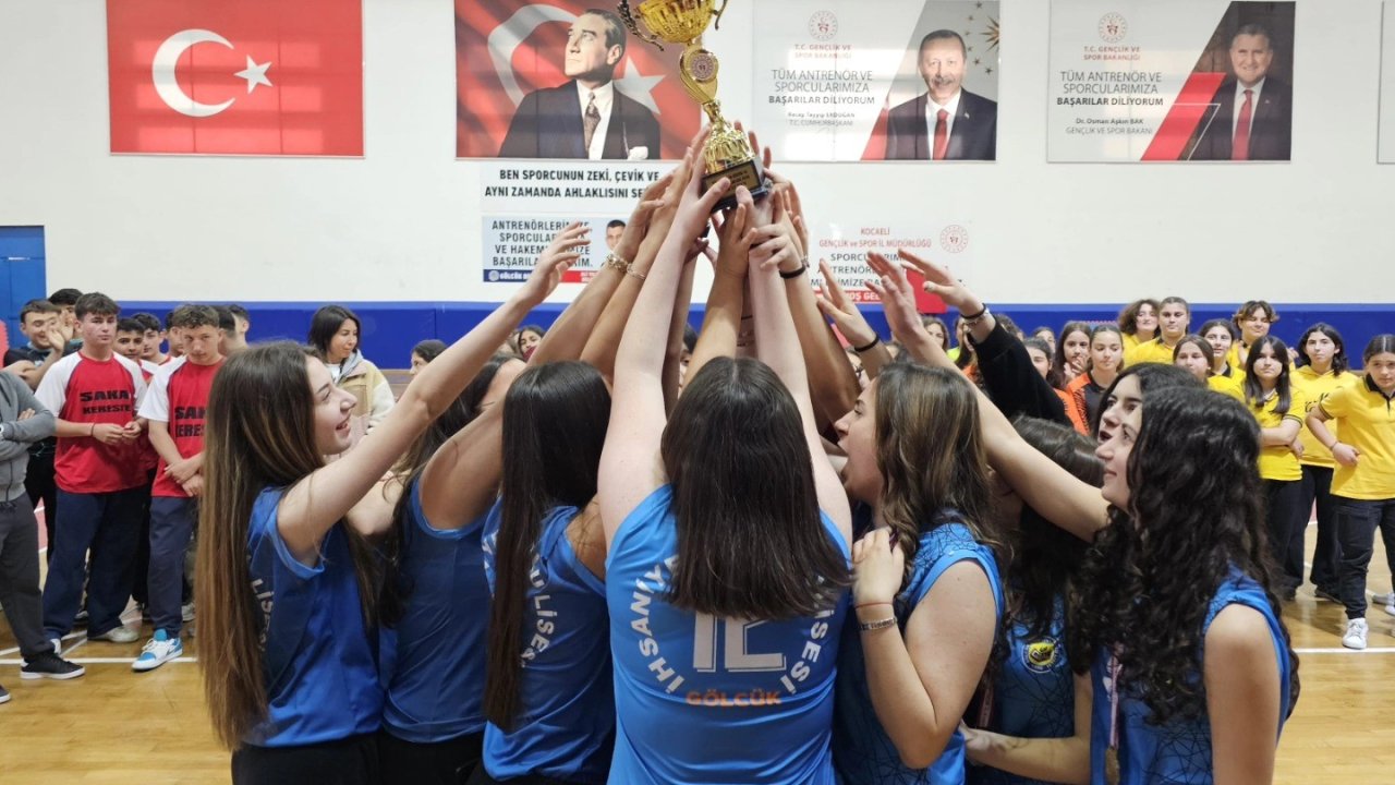 Gölcük’te okullar arası turnuvada dereceye girenler ödüllendirildi