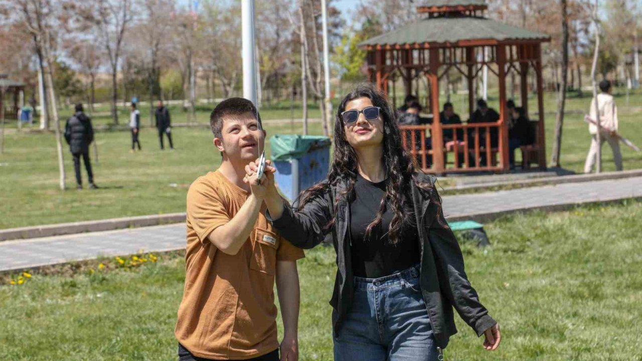 Van’da özel çocuklar için uçurtma şenliği düzenlendi