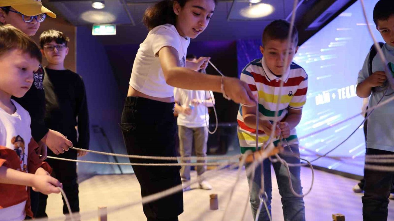 İzQ Dijital Deneyim Merkezi’nde 23 Nisan coşkusu