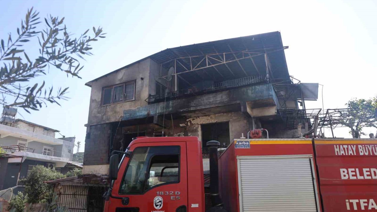 Alevlere teslim olan evdeki 4 kişi dumandan etkilendi