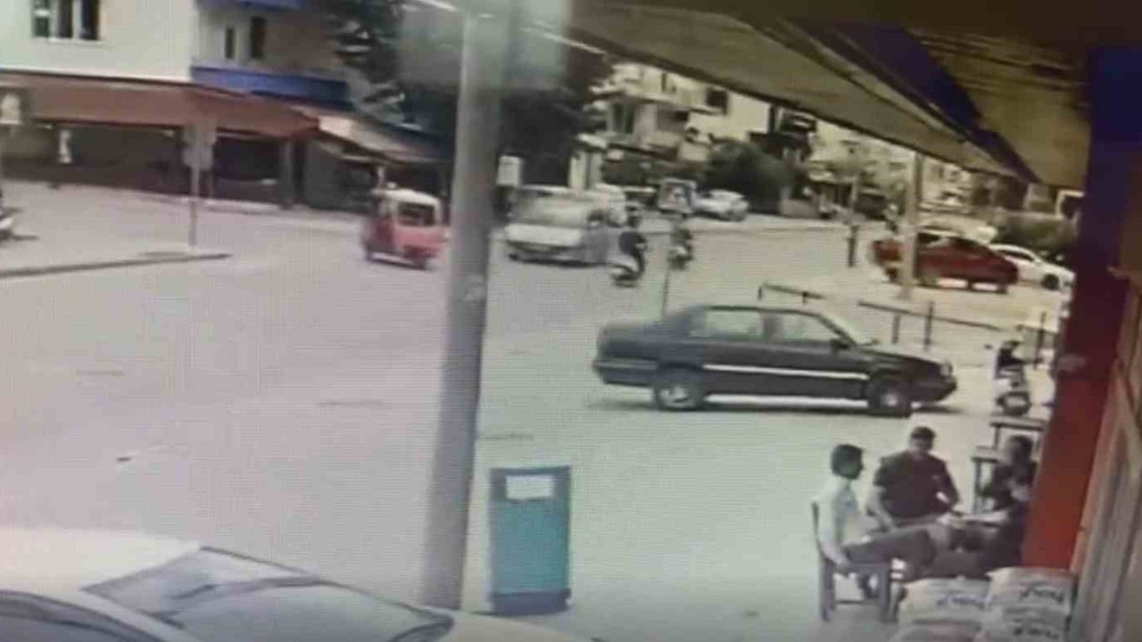 Antalya’da motosiklet ile hafif ticari araç çarpıştı: Kaza anı kamerada