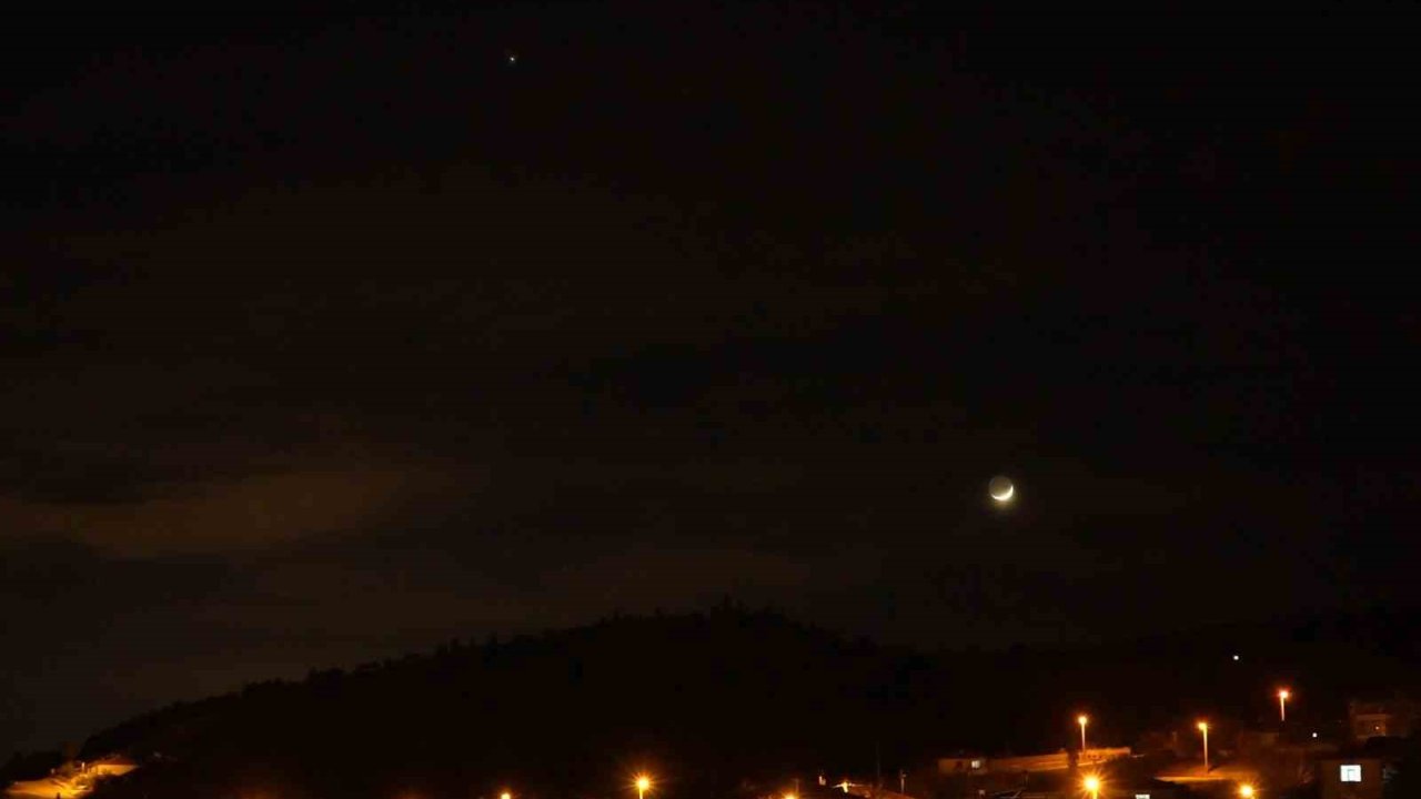 Kırıkkale semalarında hilal şeklindeki Ay ile Venüs birlikte görüntülendi